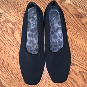Women’s 7 shoes Vionic comfort flats LIKE NEW!